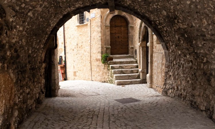 A-cobbled-street-on-a-passage-in-an-Abruzzo-town-where-Slow-Cyclists-visit