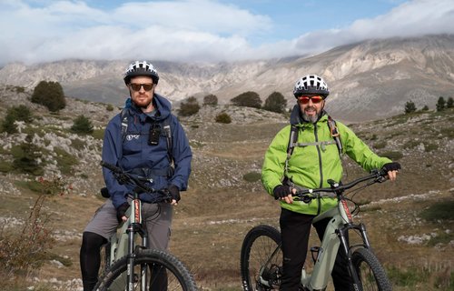 Two-Slow-Cyclists-in-the-mountains-of-Abruzzo-Italy